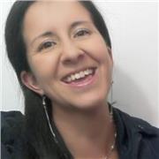 La profesora de español enseña clases en niños hasta los 10 años, ayudandolos en su proceso lecto-escritor